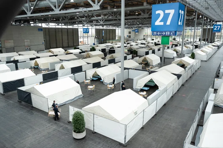 Bilder vom Aufbau in der Messehalle 27